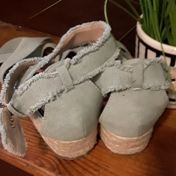 Woman's Sandle - Picture 4 of 7